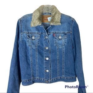 Levis Jacket With Fur 